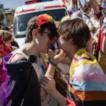 “Sé lo que se siente ser tratado como un paria”: la multitudinaria manifestación del Orgullo para desafiar las duras medidas contra la diversidad del gobierno de Orbán en Hungría