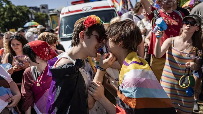 “Sé lo que se siente ser tratado como un paria”: la multitudinaria manifestación del Orgullo para desafiar las duras medidas contra la diversidad del gobierno de Orbán en Hungría