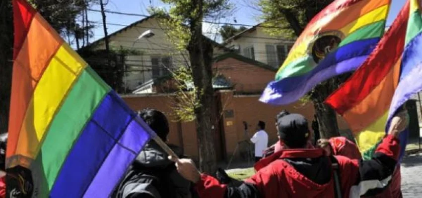 Estudiante trans retorna a colegio y marca un hito