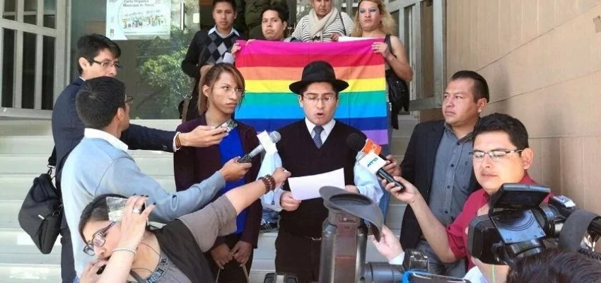 Estudiante transgénero retorna a clases