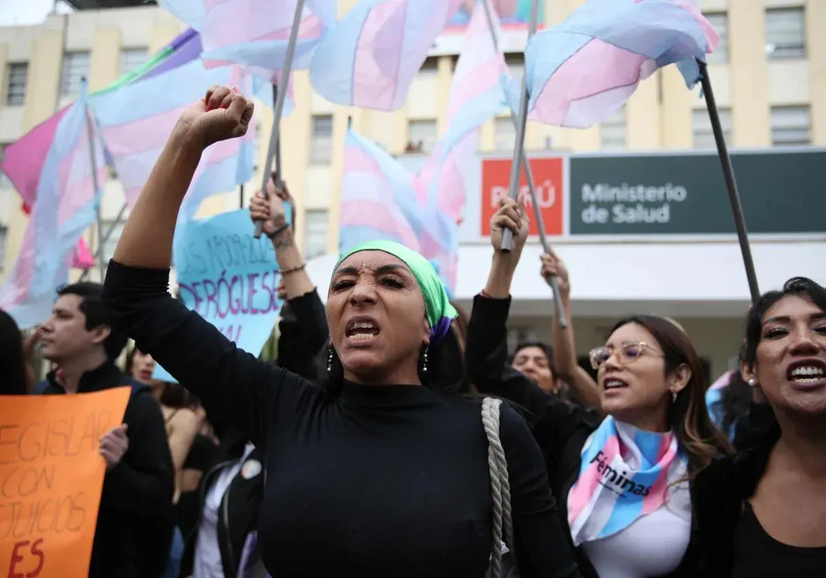 HRW alerta que nueva ley aprobada en Perú amenaza la libertad y derechos de personas trans