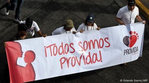 Miles de personas marcharon contra ley de género