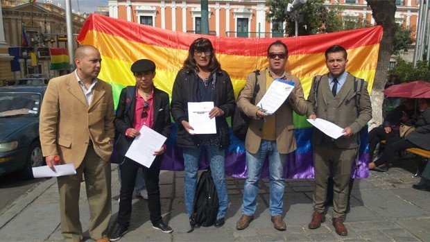 Piden tipificar de feminicidio la muerte de una transexual en Santa Cruz