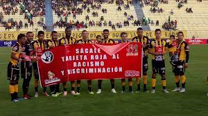 Tarjeta roja al racismo y la homofobia