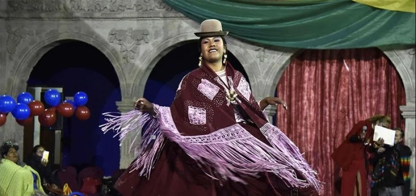 “Cholas transformistas” reivindican sus derechos en Bolivia