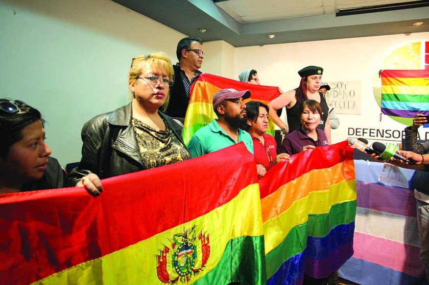 Comunidad LGBTI instala huelga en la Defensoría
