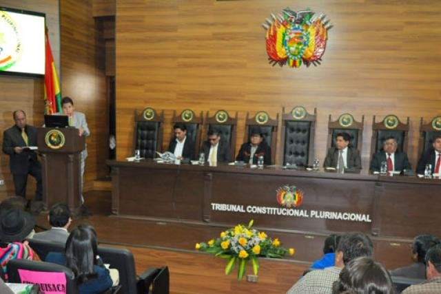 Fallo impide a los transexuales casarse, ser candidatos o adoptar