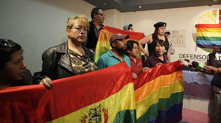 LGBT instalan vigilia contra el fallo del TCP sobre la ley de género