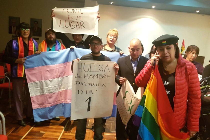 Movimiento LGBTI toma instalaciones de la Defensoría y se declara en huelga
