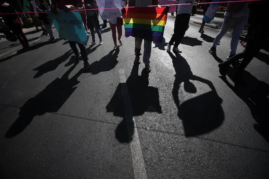 Persona trans no necesita operarse para cambio en registro civil, según abogado general UE