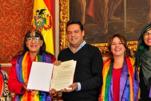 Revilla promulga la primera ley municipal de diversidades sexuales del país
