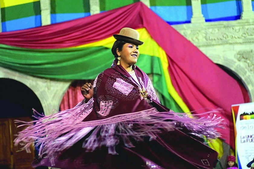 Transformistas destacan en desfile lo mejor de la “cholita” boliviana