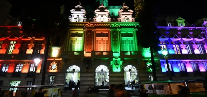 El Palacio Consistorial y puentes Trillizos se suman con luces al mes de las diversidades