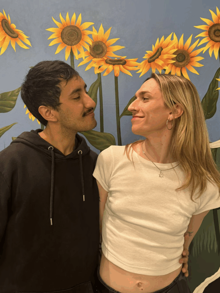 Relación abierta y amor sin etiquetas: son bisexuales y se hicieron virales por sus reglas de sexo “prohibidas y permitidas”