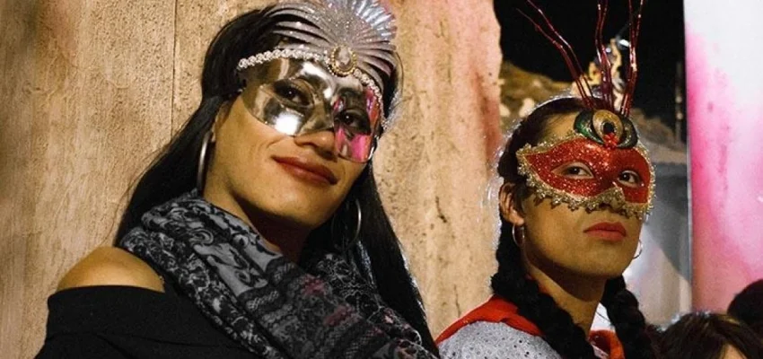 Romel Vargas encarna a Maribel, una cholita transgénero