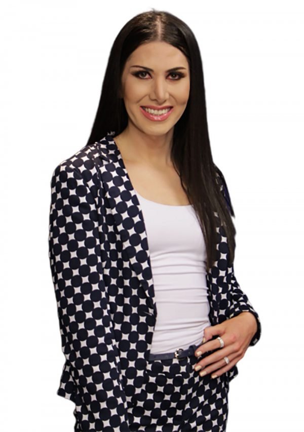 La primera mujer transgénero que conduce noticieros en Bolivia