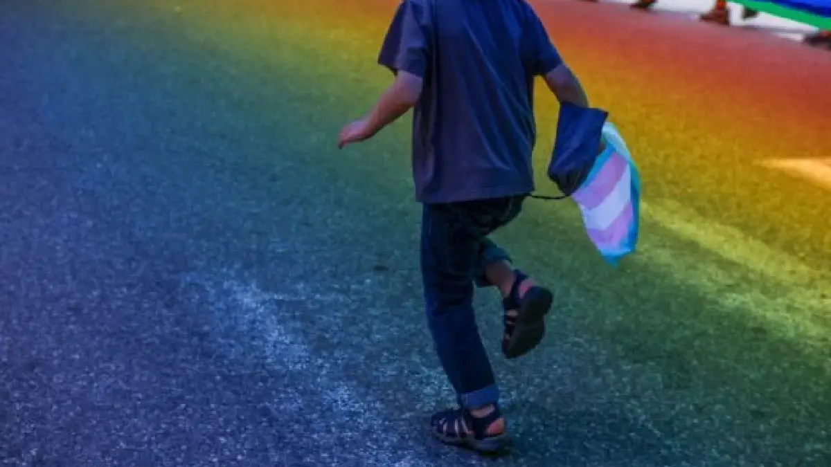 Apoyo de padres a infancias trans previene suicidios; estos mitos son comunes