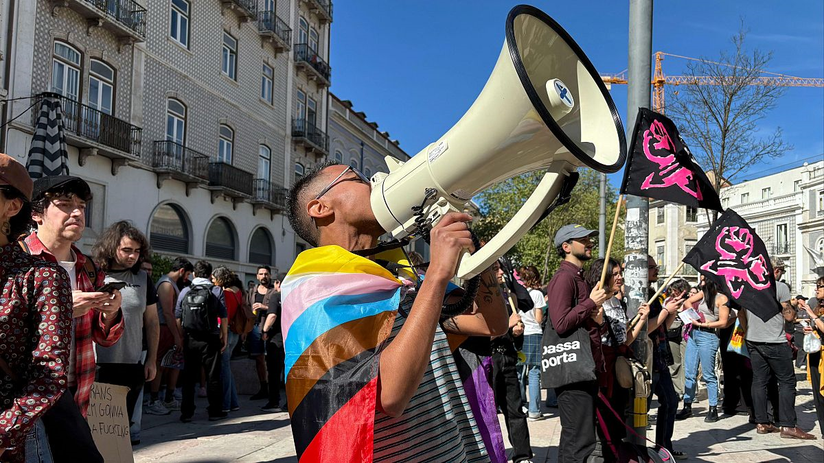 Cientos protestan en Portugal contra reforma para limitar autodeterminación de género