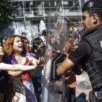 Una ofensiva contra la comunidad LGBT+ sacude Turquía luego de que la policía irrumpiera en bares, oficinas y domicilios y organizaciones denunciaran decenas de detenciones bajo una campaña para proteger la familia tradicional