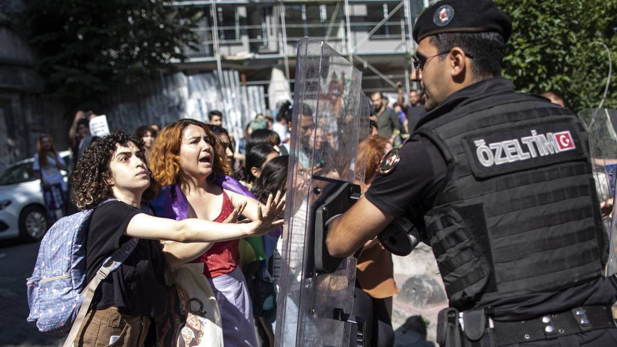 Una ofensiva contra la comunidad LGBT+ sacude Turquía luego de que la policía irrumpiera en bares, oficinas y domicilios y organizaciones denunciaran decenas de detenciones bajo una campaña para proteger la familia tradicional